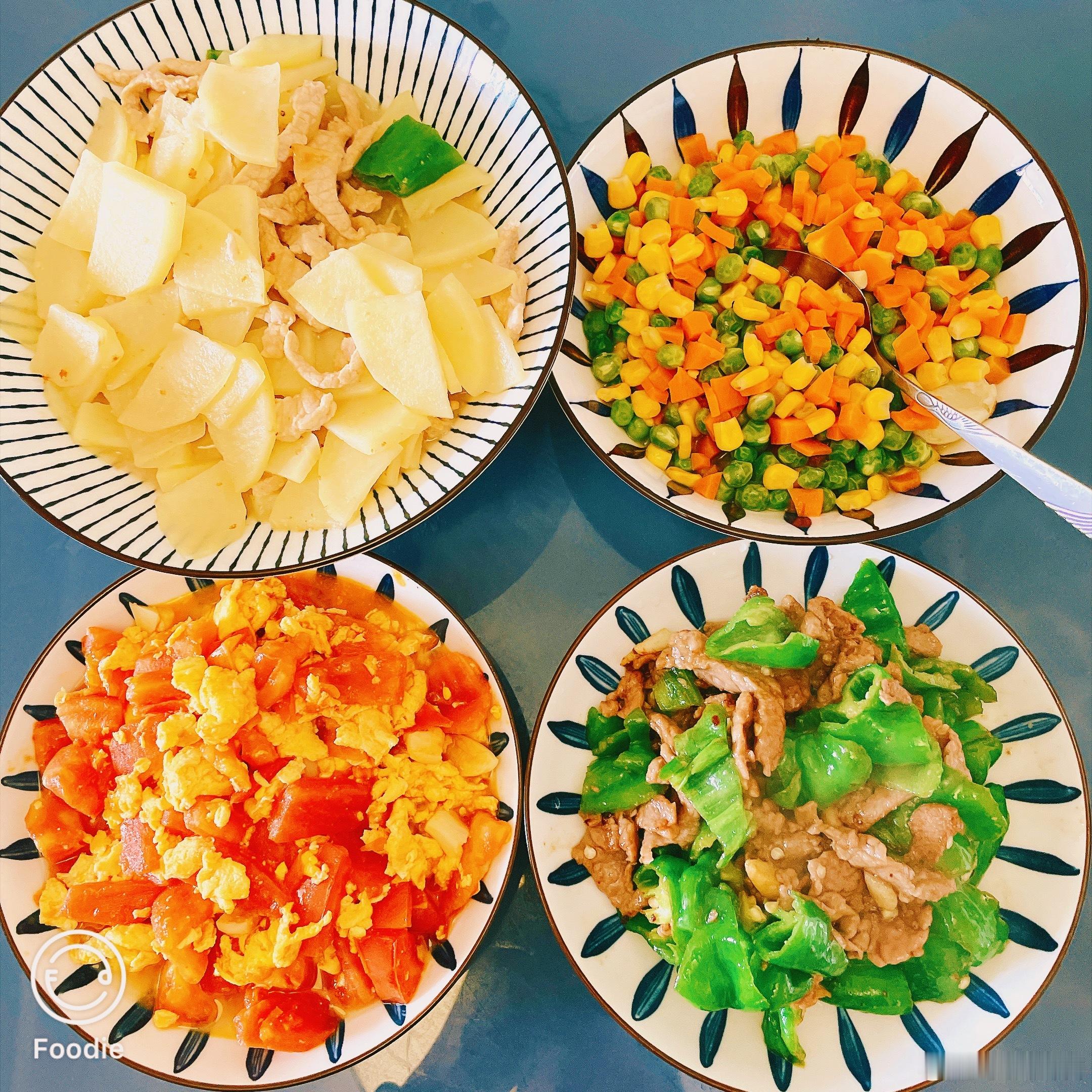 美食  周日午食。一场阵雨过后，闷热反增，四个菜做好，衣服湿透。我的美食日记