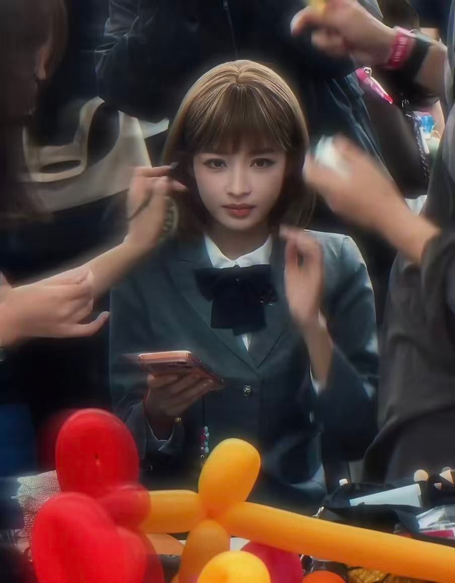 孙怡黎璃好久不见DNA疯狂躁动！孙怡浪姐重现黎璃名场面，短发校服清纯依旧，多年过