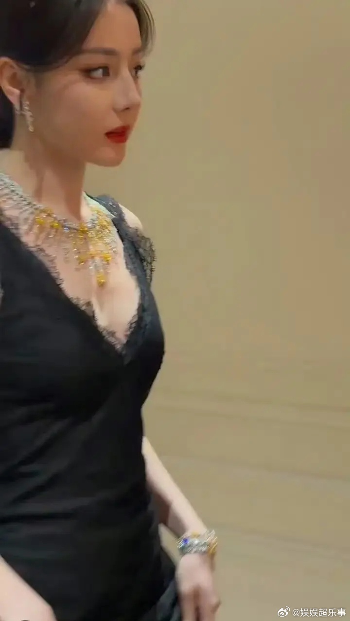 迪丽热巴这次是真的抗住了！ 