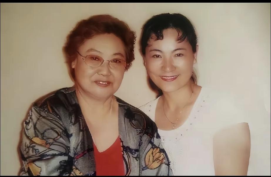 郭兰英和侄女郭世珍的合影。
无儿无女的郭兰英，年近花甲之年时老伴又离她而去。
侄
