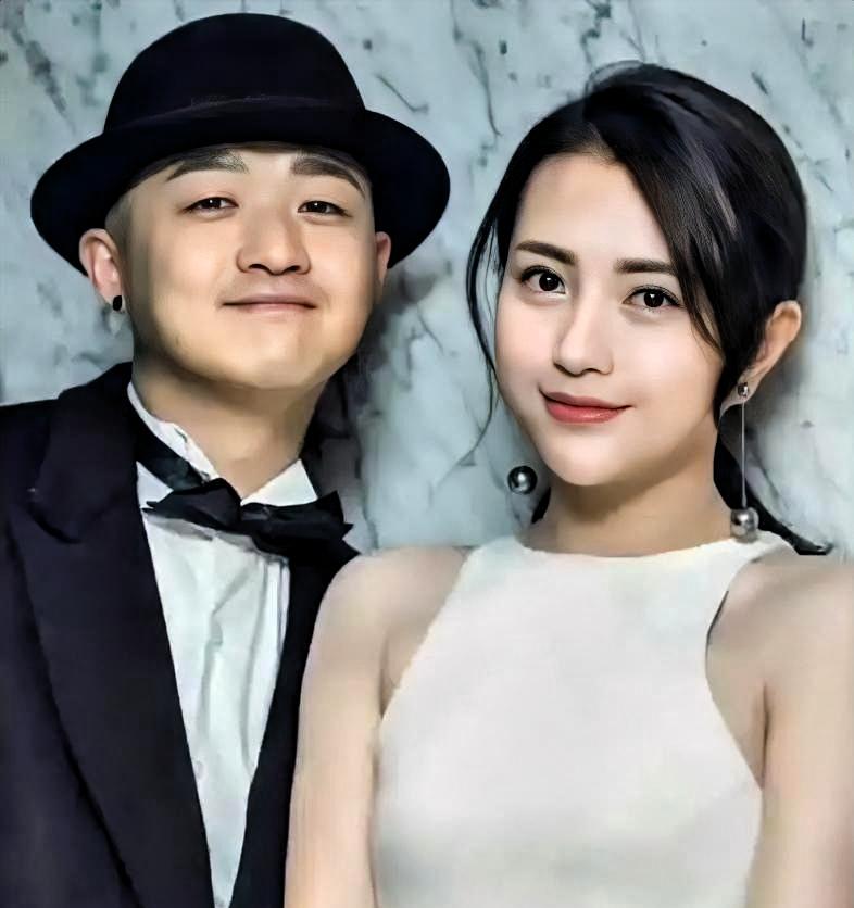 包贝尔被爆深夜进了红发美女房间，拉上窗帘，第二天早上八点才出来。

他老婆包文婧
