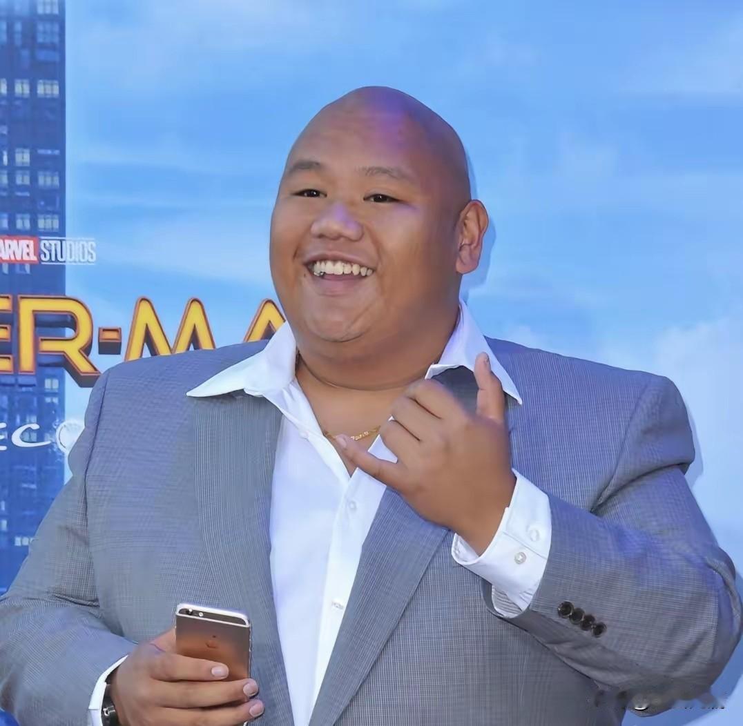 这位蜘蛛侠系列当中的演员，是菲律宾裔美国人，妻子比他高半头，是个设计师。

雅各