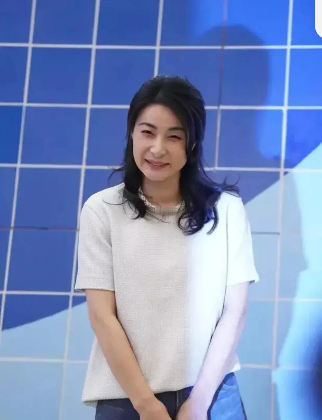 最近，郭晶晶与董洁，同时现身上海参加某活动，两位女神的出现，让大家惊喜不已。

