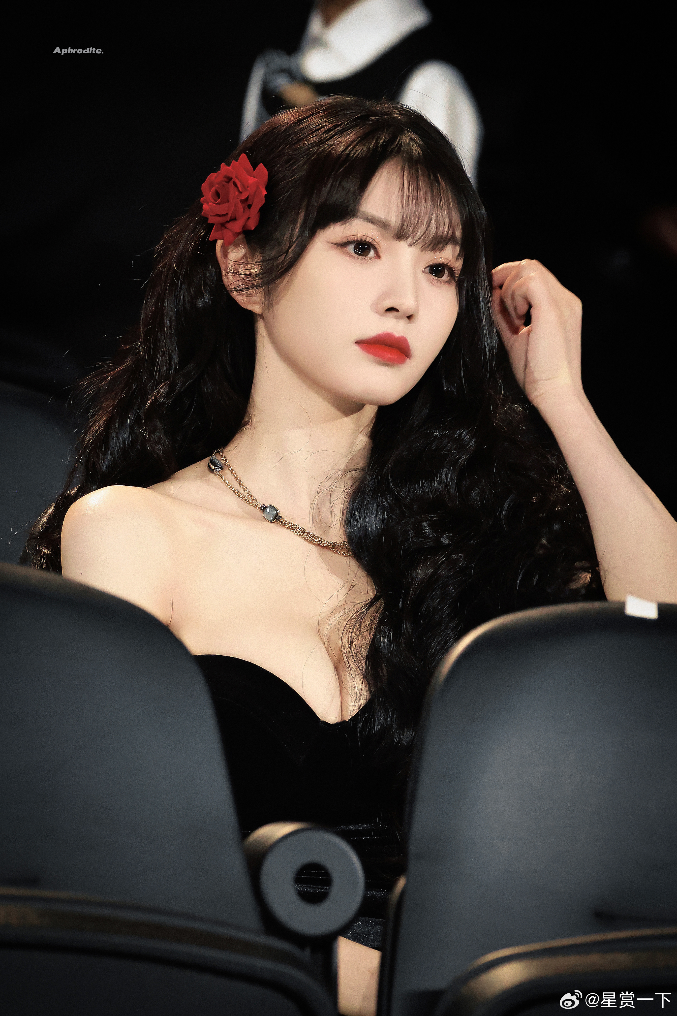 田曦薇头戴红玫瑰🌹 好大 ​​​