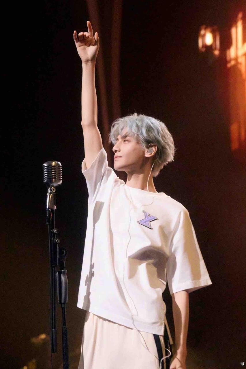 #罗云熙演唱会# 这一次罗云熙的演唱会开始了呀，大家记得来抖看直播，能够感受到这