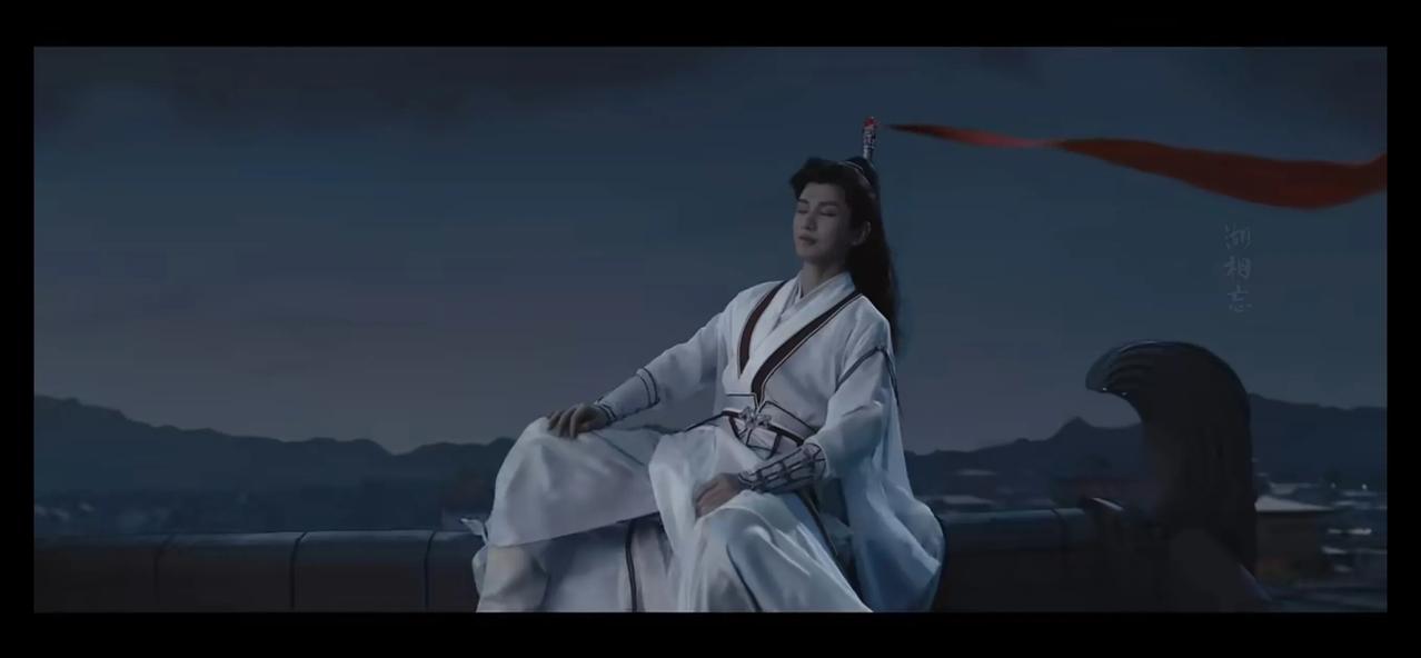 他拍戏很敬业的，武打戏基本都自己来的。这套红绸剑舞，绿幕直出，他一气呵成，直拍直