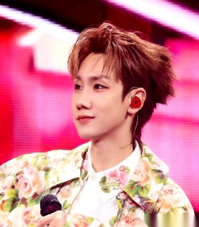 徐良这事儿，真不是一句道歉那么简单。
演唱会开得好好的，大屏幕上打出歌名《后会无