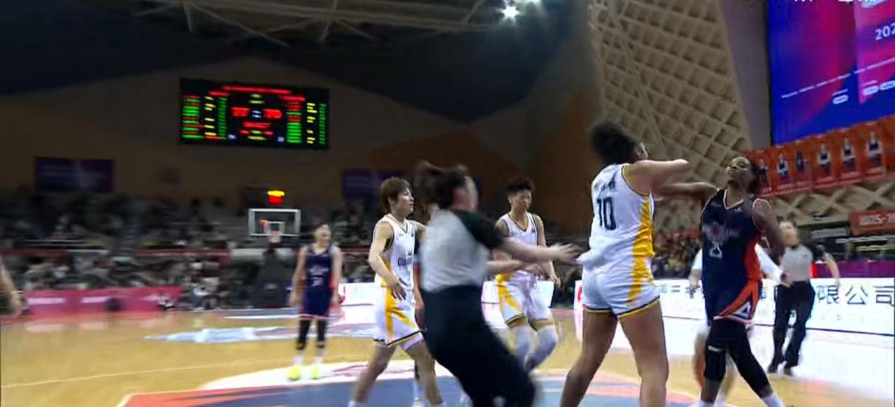 WCBA外援惊现拳击手，广东队卡多佐在比赛剩下四分钟结束的时候，挥拳向杰西卡打去
