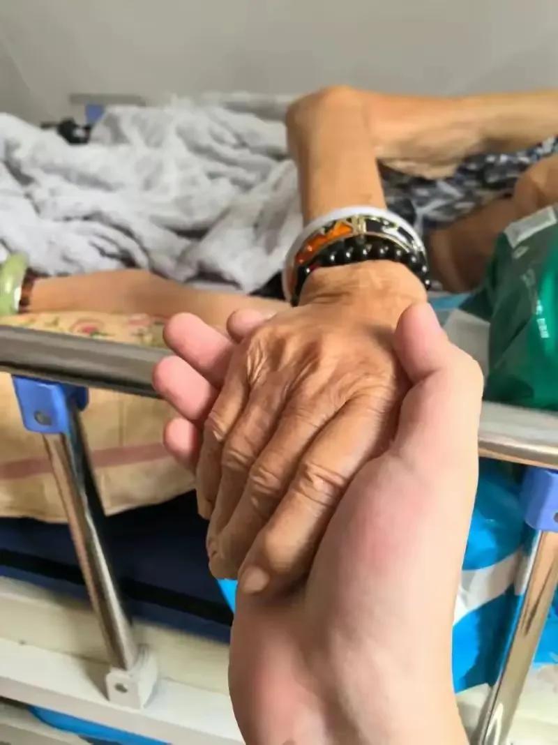 我父亲兄妹两个，只有一个妹妹，也就是我的姑姑。姑姑远嫁千里之外，刚进婆家门的时候