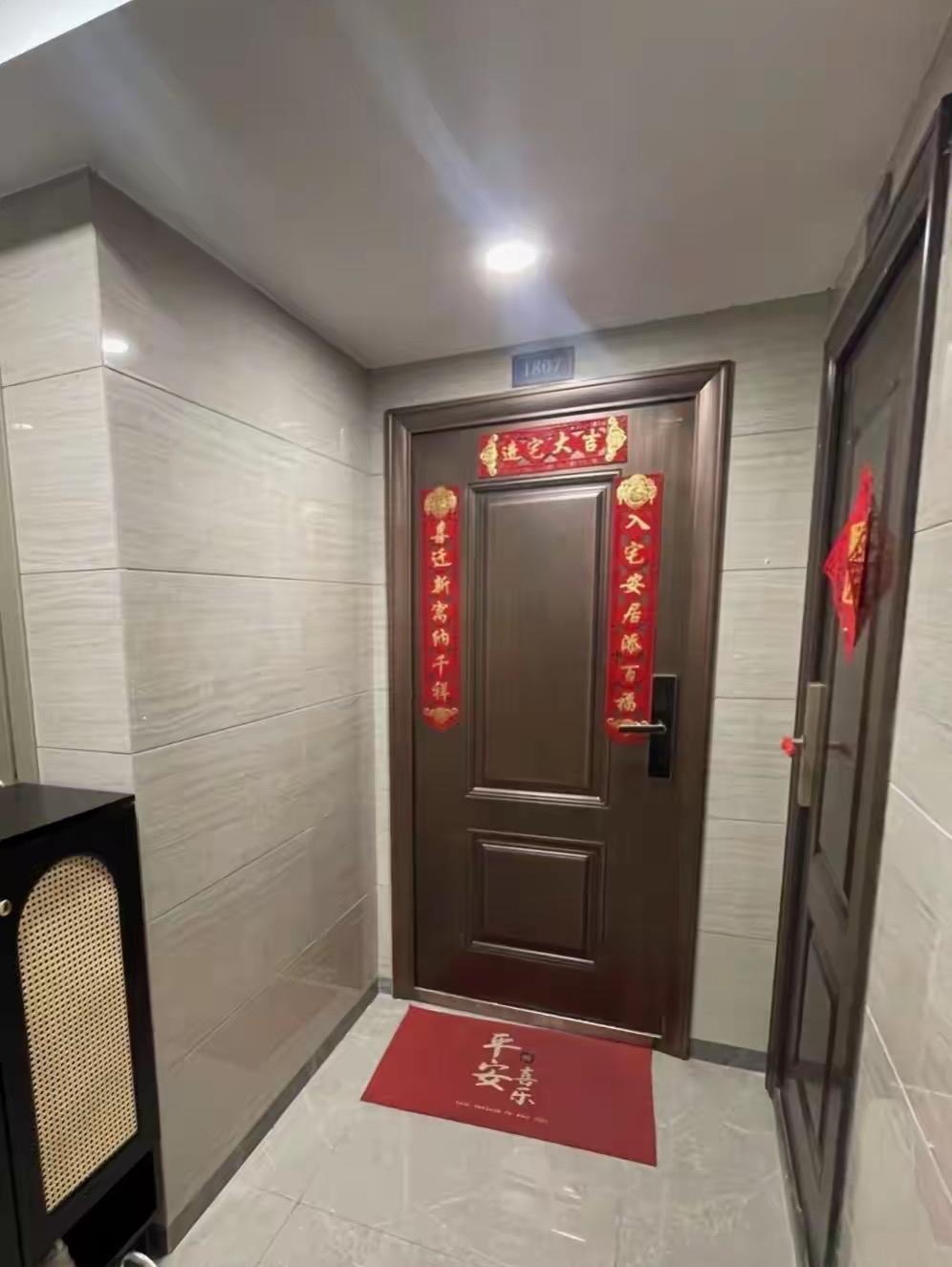 我对门住的一家人很奇怪。
固定家庭成员三人，夫妻俩外加一个女儿，女儿已经上大学。