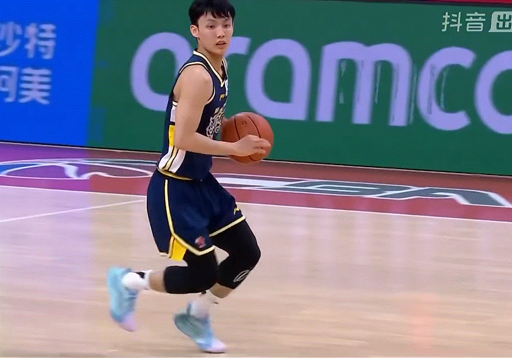 状态回来了！徐杰小打大麦基灵性抛投命中！广东队开局就把领先优势扩大到15分了 广