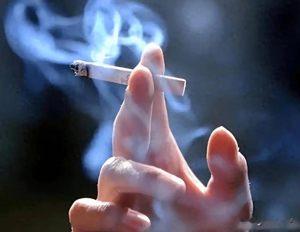 现在烟酒是世界上最大的背锅侠，所有的疾病黑锅都让烟酒背。反正烟酒它俩也不长嘴，不