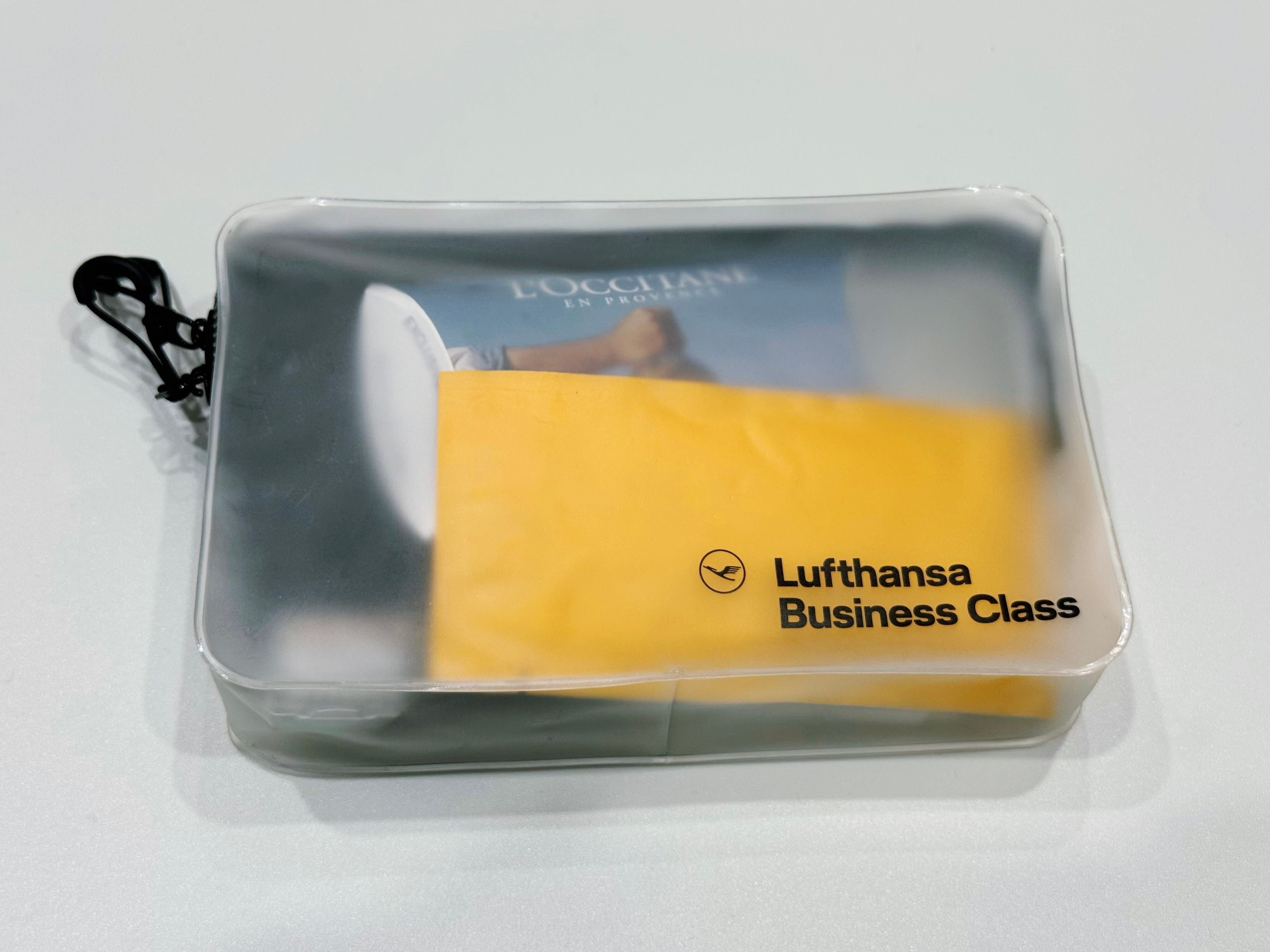 30天模型连送挑战 第215期今天【抽奖】送出的是：汉莎航空×保时捷 洗漱包评论