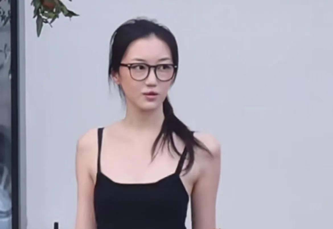 李嫣走路姿势和妈妈一模一样
是在北京，车里是王菲的司机！
桀骜不驯的样子跟妈妈一