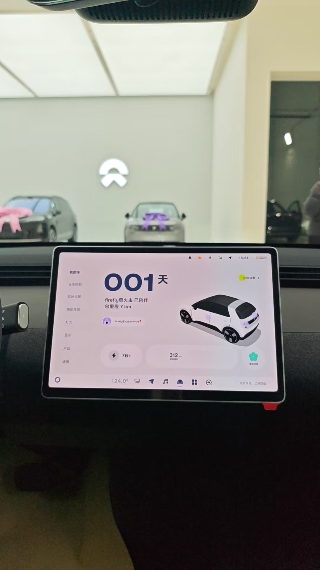 萤火虫到手啦🌿在展厅内看着十分精致现在把它开回去试试电耗提车视频晚点给大家出哦