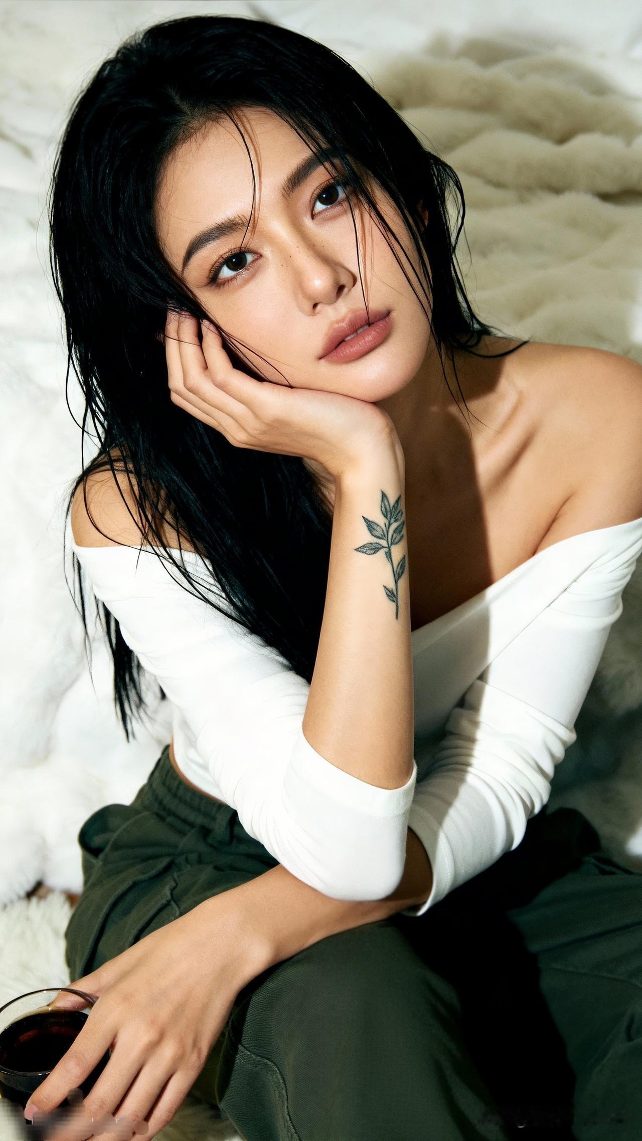 酒入愁肠，化作相思泪。什么样的女人最令人着迷 慵懒午后，黑发美人轻倚靠，白衣绿裤