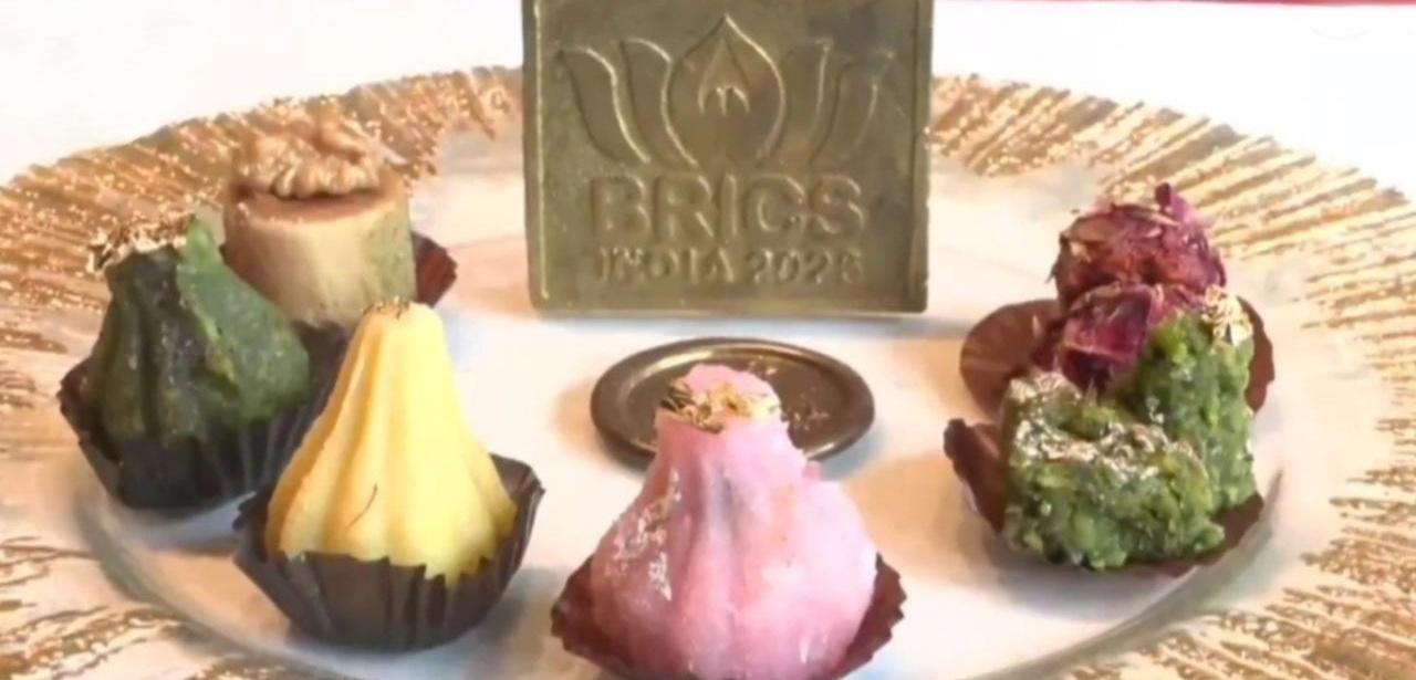你敢信吗？招待各国大佬的国宴，居然连个金边盘子都不配，全是大马路边上的街头小吃？