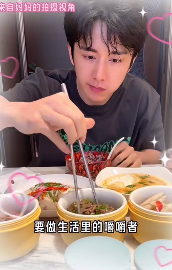 幸福成成，姐姐做的菜，妈妈拍的视频，还有星辰送的阿骨打贴纸在练声壶上就位了。 