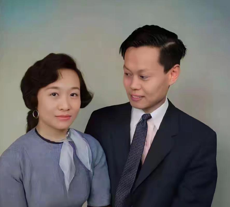 1957年，杨振宁获得诺贝尔奖。

颁奖典礼后台，有记者拦住他的妻子杜致礼“嫁给