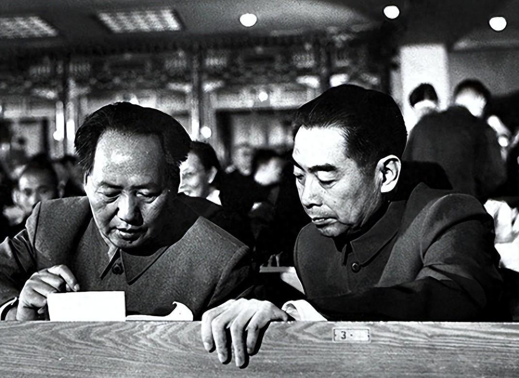 周世钊曾向毛主席询问毛岸英牺牲是否因彭德怀失误，毛主席叹气作何回应？
1950年