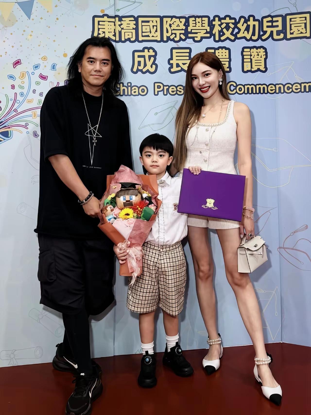 这样的幸福家庭，真不一定是建立在物质基础上的。毕竟，这个男人一看就是有才的那种，