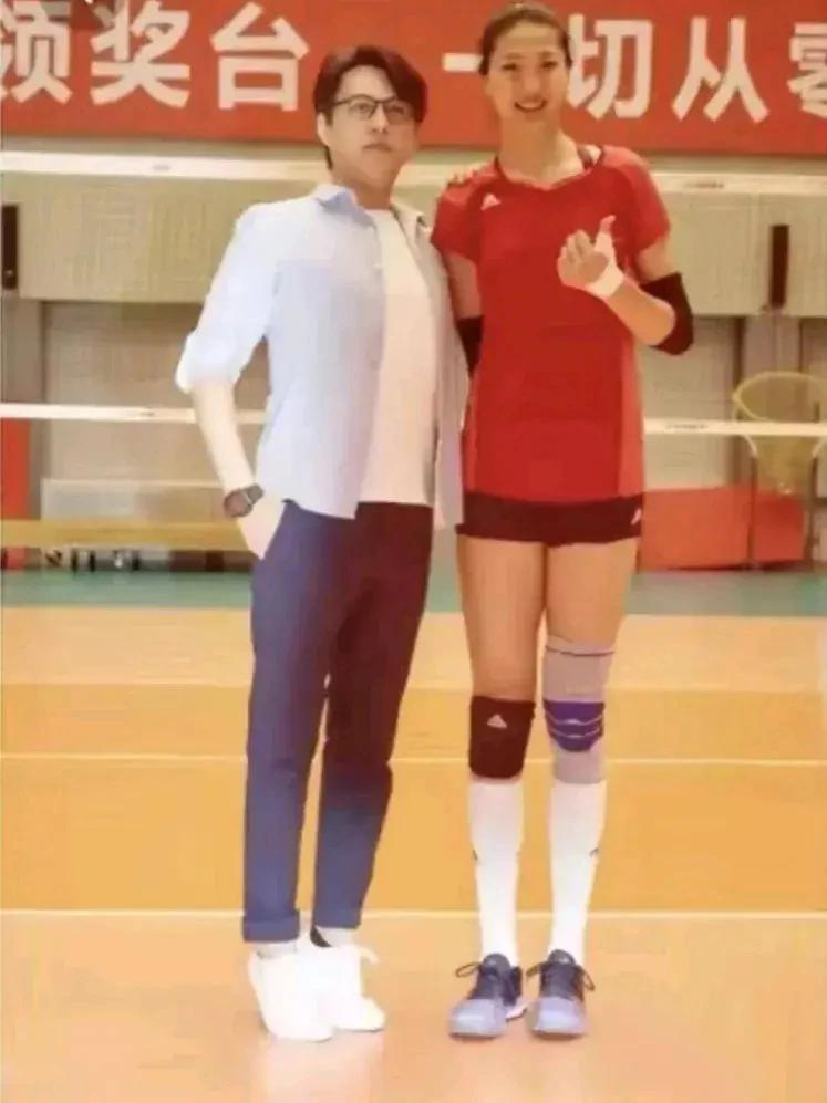 靳东和女排小将龚翔宇搞了个逗趣合照，他踮脚尖、拉肩膀，搞怪样子笑翻全场！帅归帅，