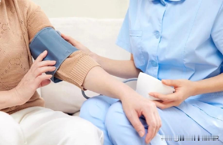 什么是血压？
血压指的是血液在血管内流动时作用于单位面积血管壁的侧压力，它是推动