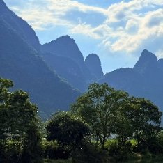 每日一善🌞每日一善 🌞阳光信用知根知底的两个人相聚一处，这本身就是一种安慰。