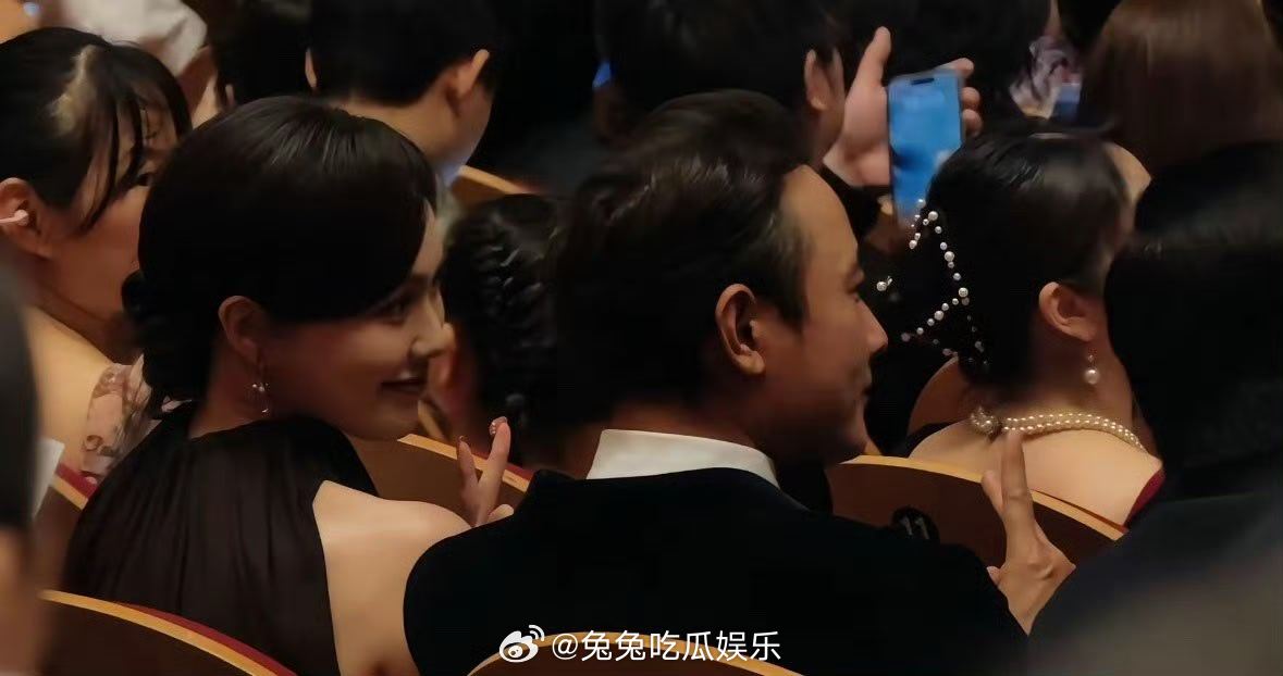 曝唐嫣罗晋经常一起参加女儿活动  唐嫣罗晋合体现身上海大剧院参加6岁女儿"小小糖