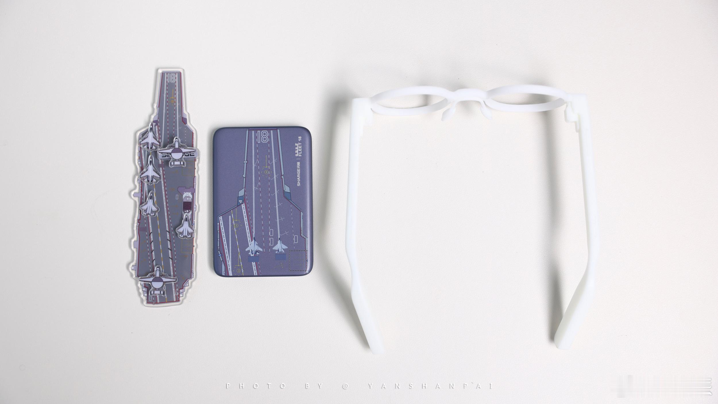 收到了闪极和中国航母联合发布会的礼盒，里面的中国航母冰箱贴我是真喜欢，因为上面的