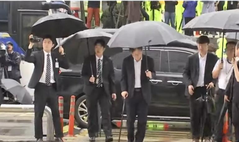 李在明“贪渎门”落地，他今天到庭受审，可门前支持者却寥寥无几！在提捕动议通过后，