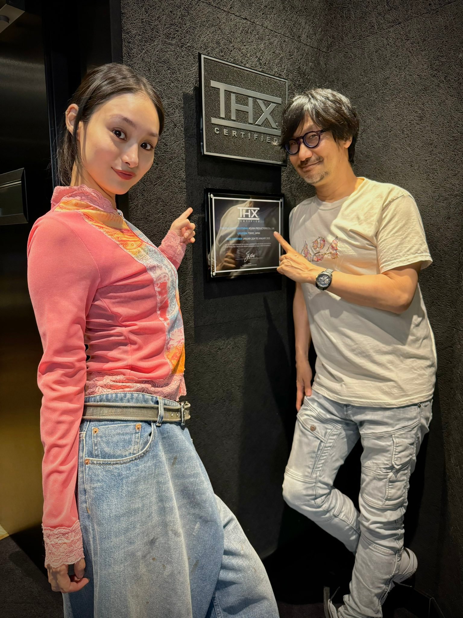 小岛秀夫分享与忽那汐里的合影📷忽那汐里将在《#死侍与金刚狼# 》中回归出演“雪