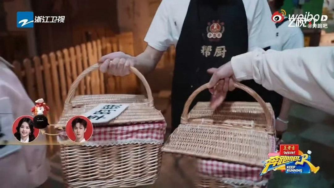 李昀锐嘻嘻不嘻嘻😏悠闲观望场上你来我往，嘴角笑意一直未曾停下，局势突然反转轮到