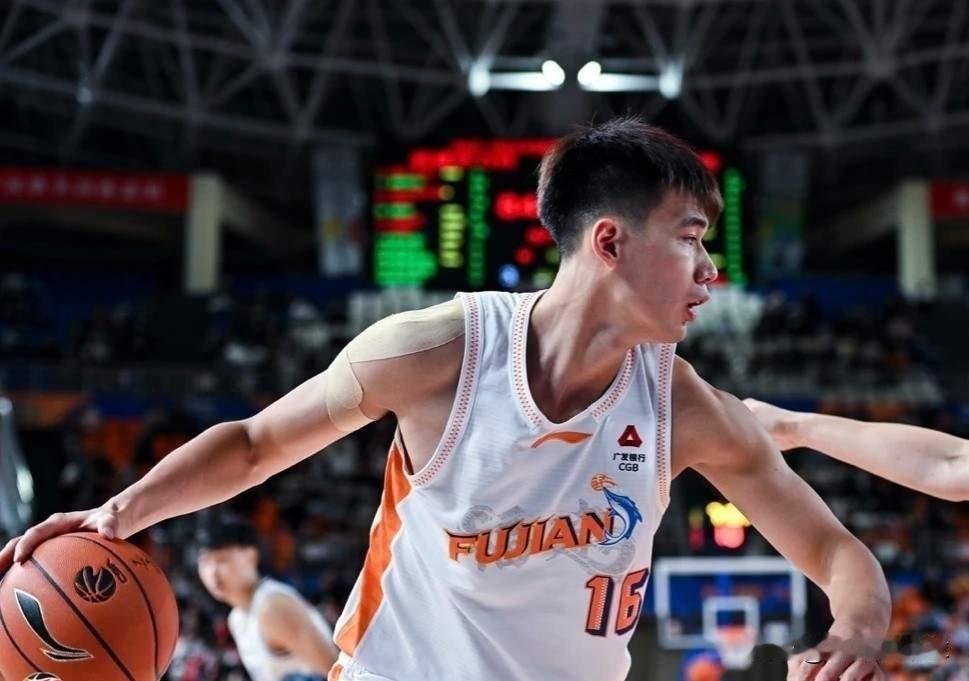 杨曦皓打出最佳一战！面对周琦得到9分9篮板3助攻

今年的CBA新秀中，由于庞峥