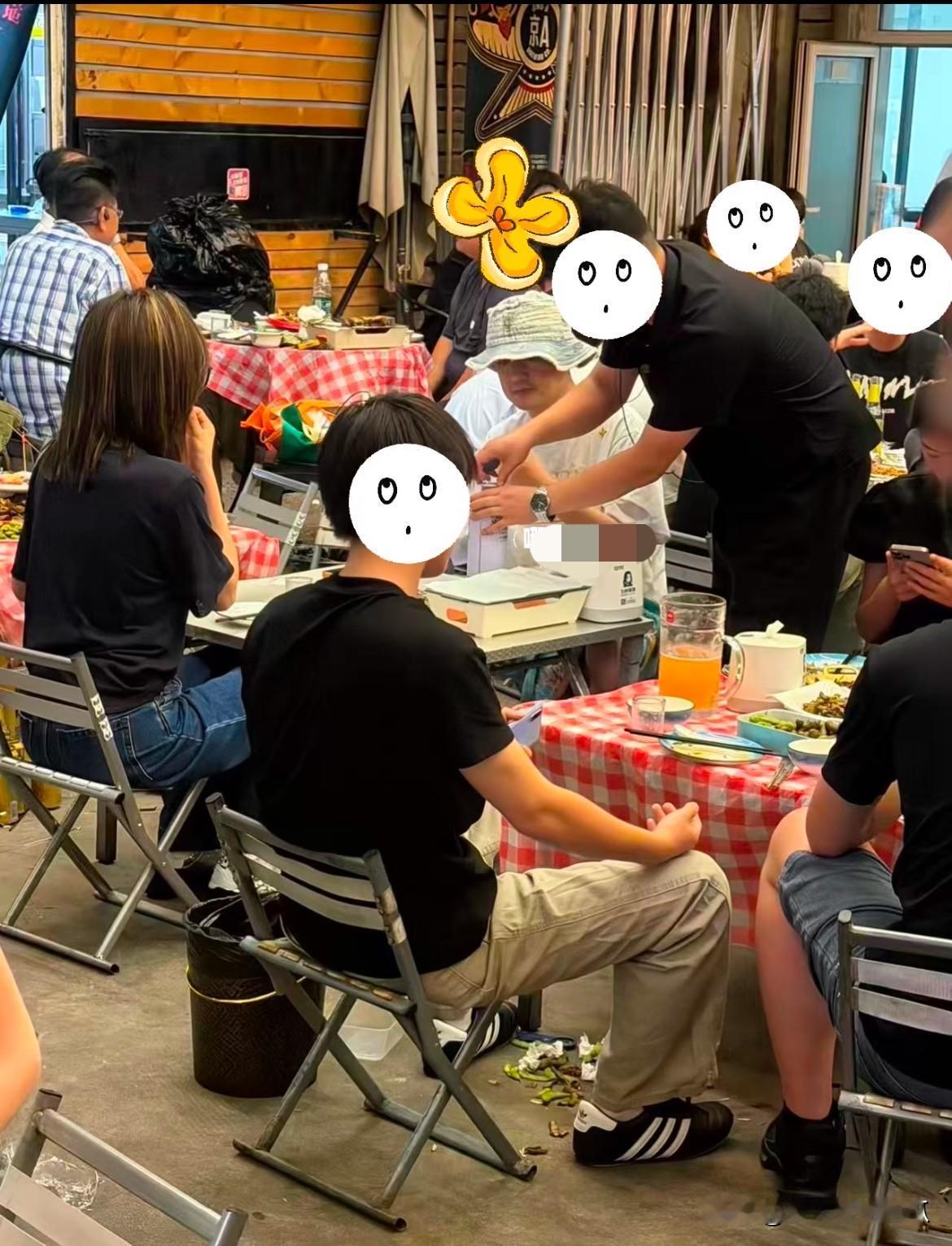跟老婆包文婧吃完饭就去酒店了？
这跟新闻爆出来的穿搭一样[捂脸][捂脸]
当天吃