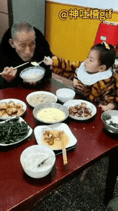 我也会！
这就是榜样的力量，跟着姐姐学，给太爷爷碗里夹菜，耳濡目染也好，效仿姐姐