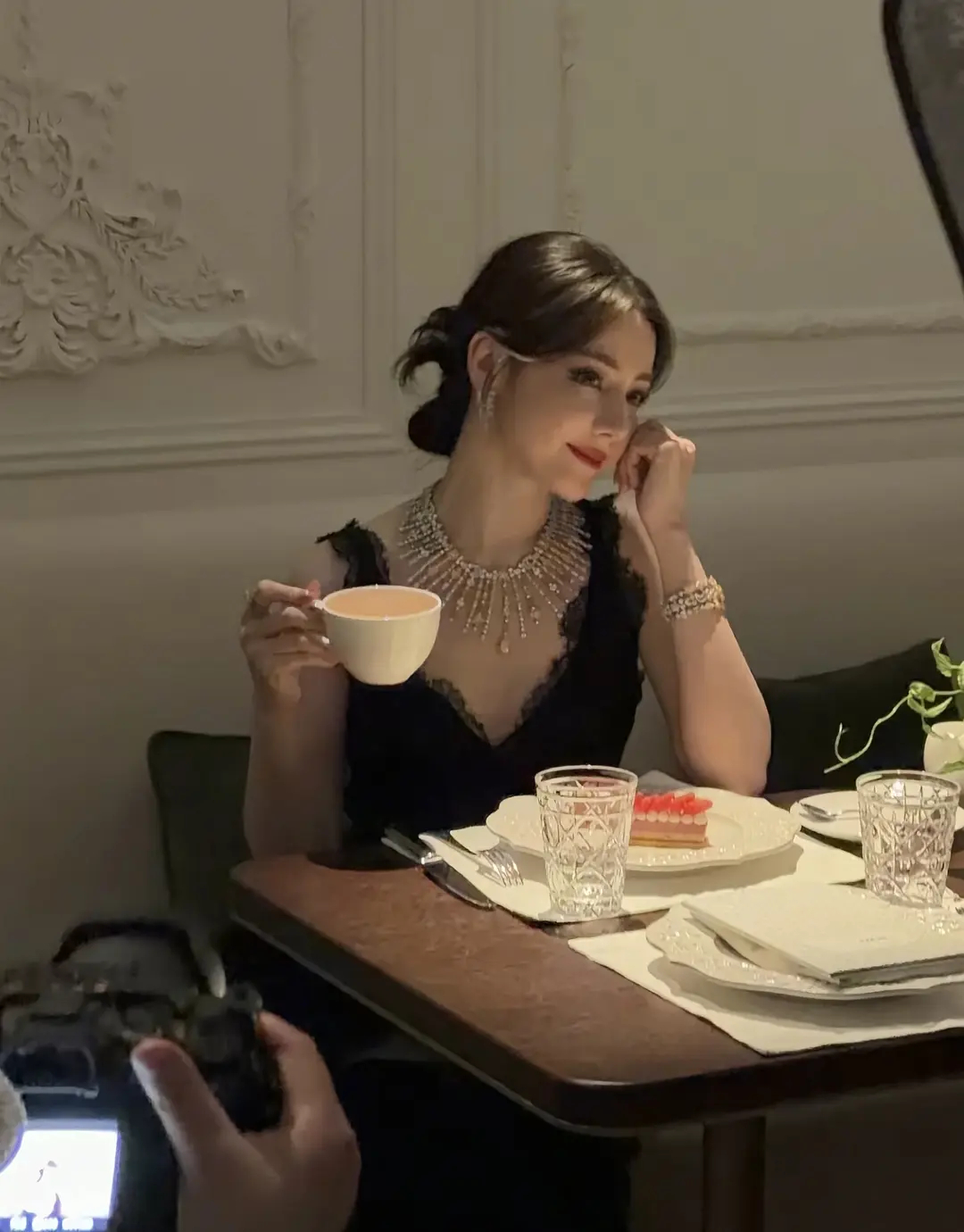 迪丽热巴这一次的定光拍照好像也挺死亡角度的吧 