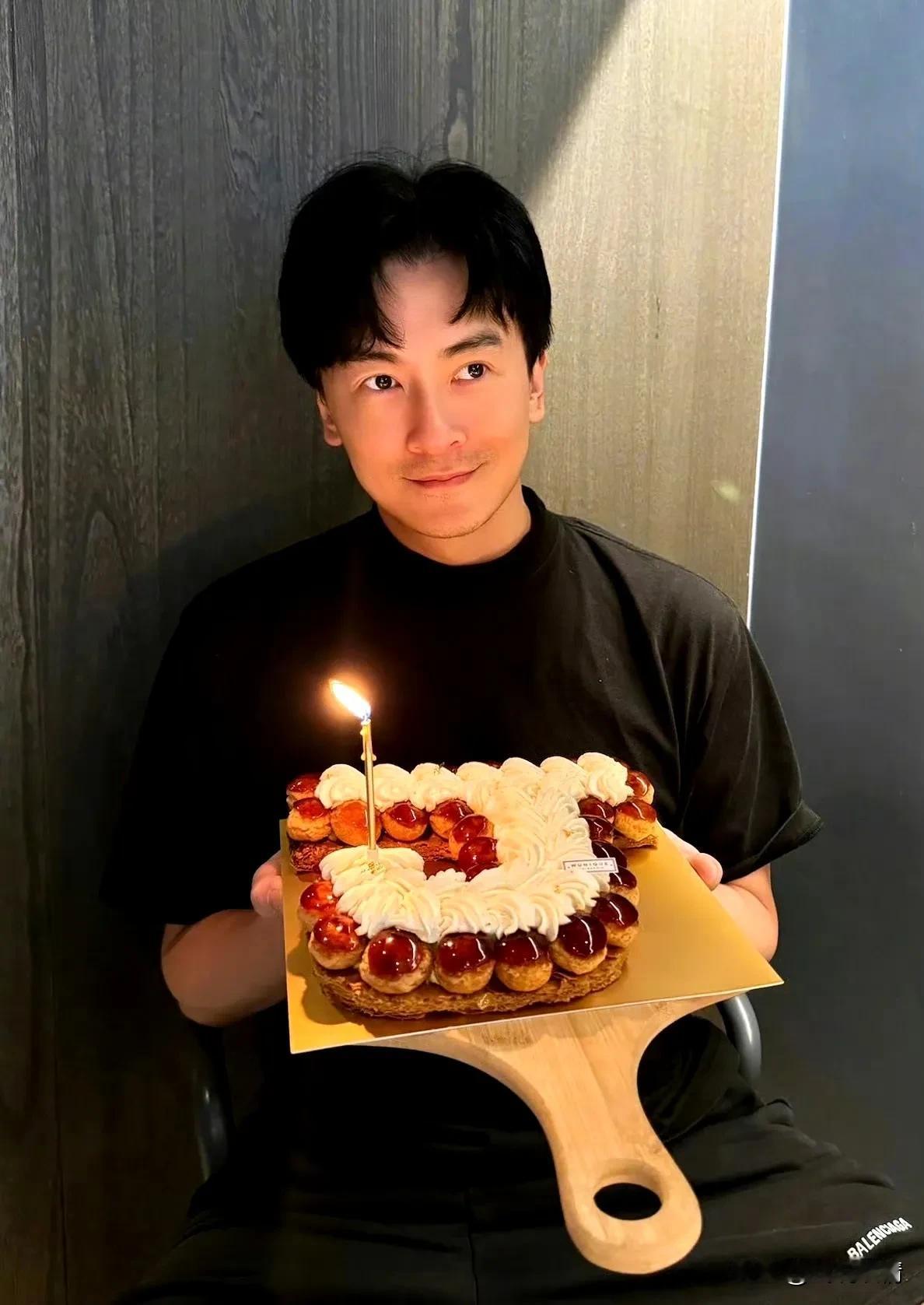 42岁郑元畅晒庆生照！
6月19日，郑元畅晒照庆祝42岁生日。在同事们安排的庆生