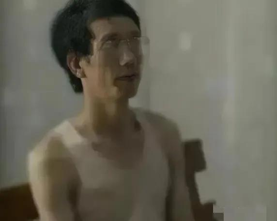 1989年1月30日傍晚，湖北潜江江汉油田，8岁的张磊没有回家。父母张长庚、胡时