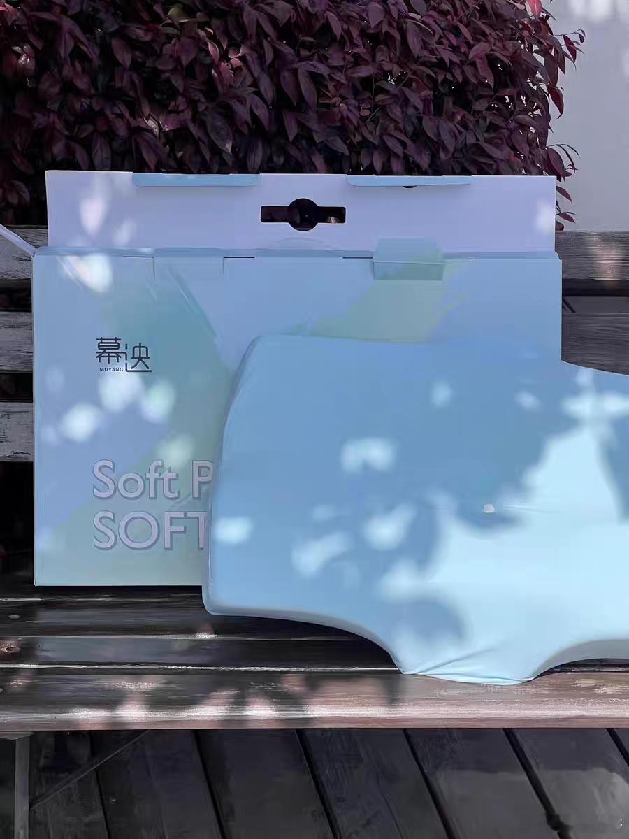 幕泱 SOFT 枕挺不错的。它是猫肚皮分区设计，中间低、两边高，还有小斜坡，仰卧