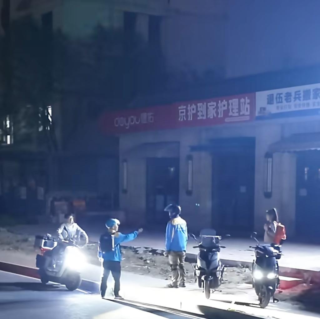深夜空旷街道上，一名小女孩独自赶路，身后有电动车一路跟随，女孩内心惶恐，频频回头