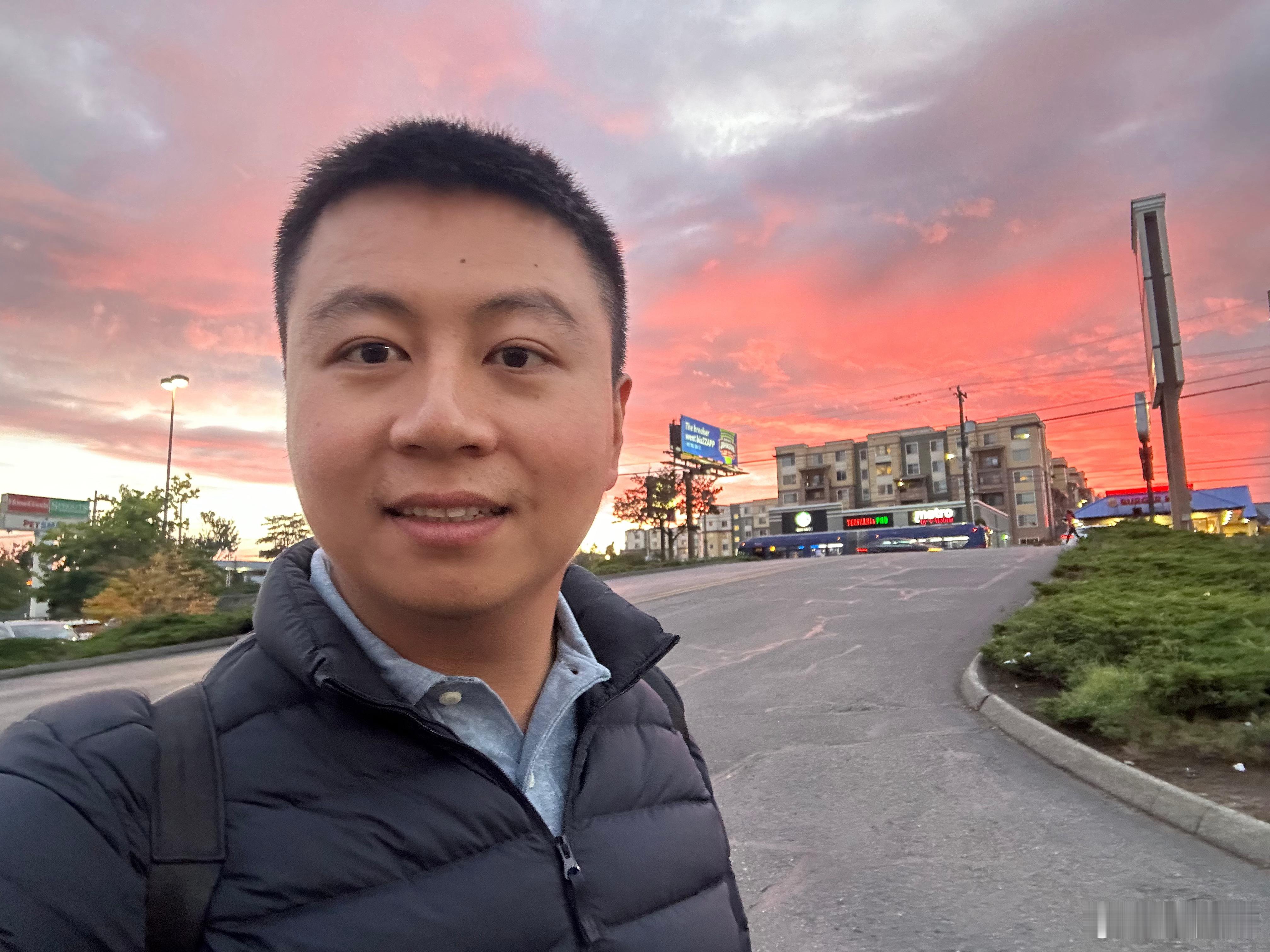 请问我后面的红颜色是啥，不可能是极光，也不像是晚霞。  ​​​