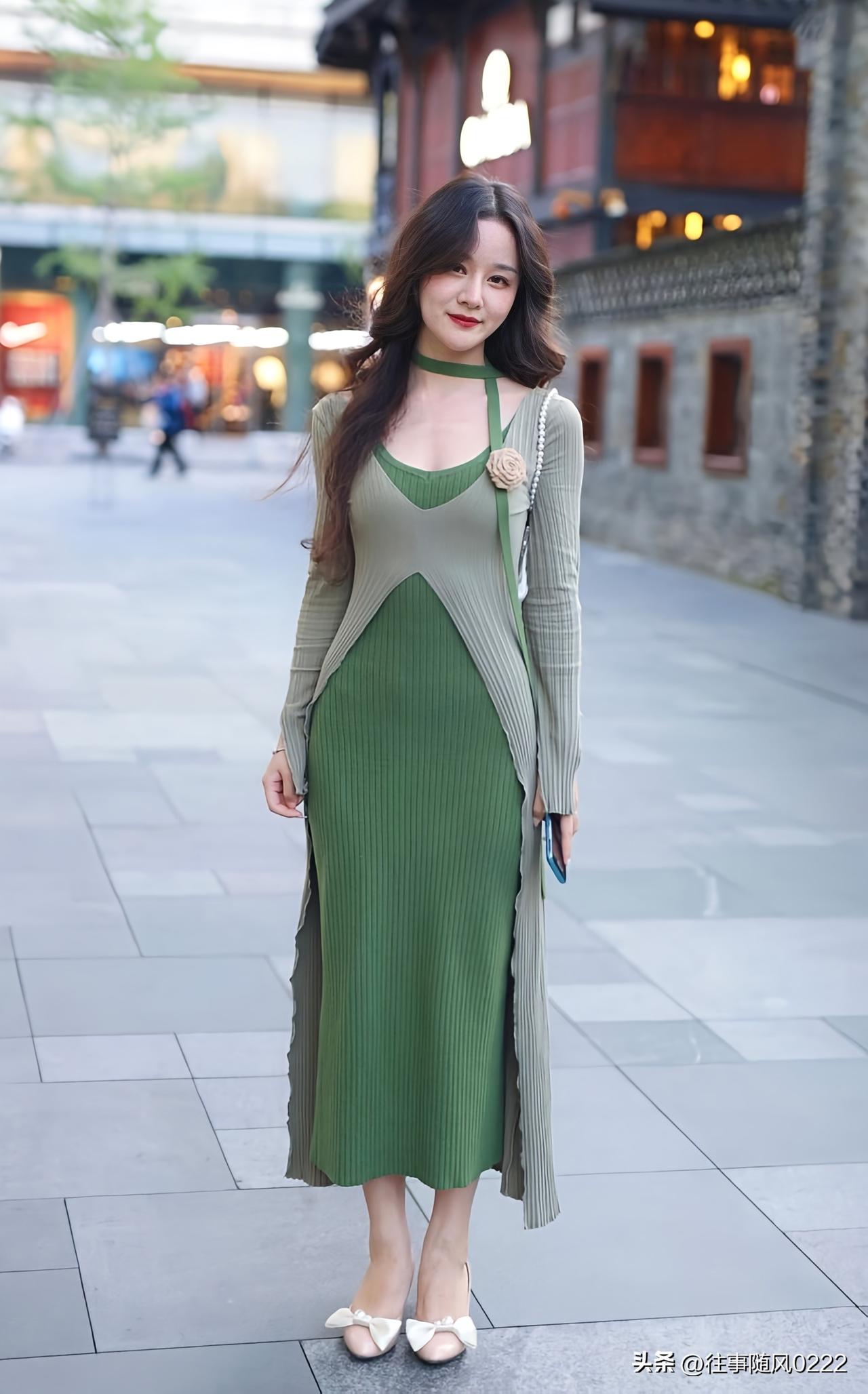 优雅绿裙，都市街拍，时尚穿搭