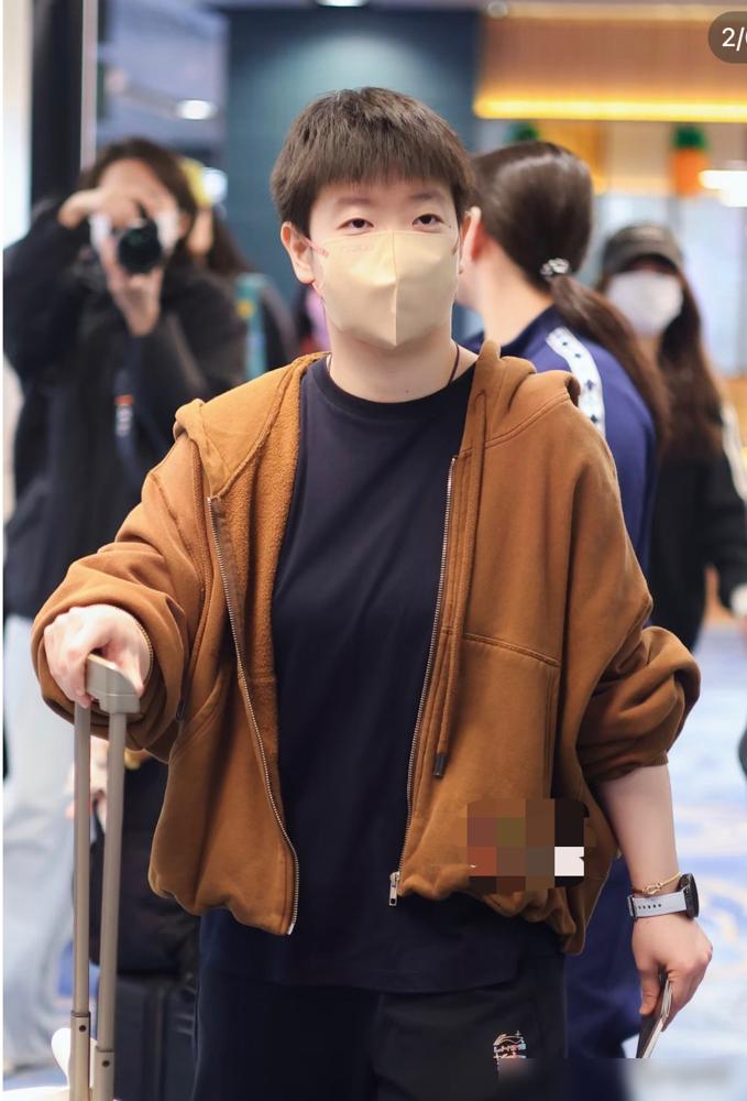 孙颖莎王楚钦，深夜11点夺冠，清晨7点就奔机场了。
新加坡的奖杯还没捂热，人已