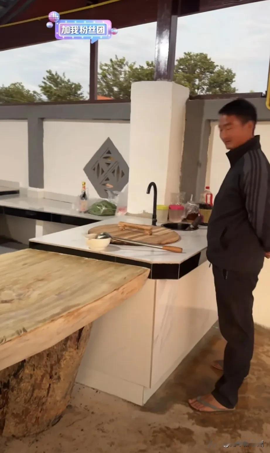 阿彪在老挝新房院子里建的中式无烟柴火灶，今日直播开锅试灶仪式。

小爱和小诺在厨