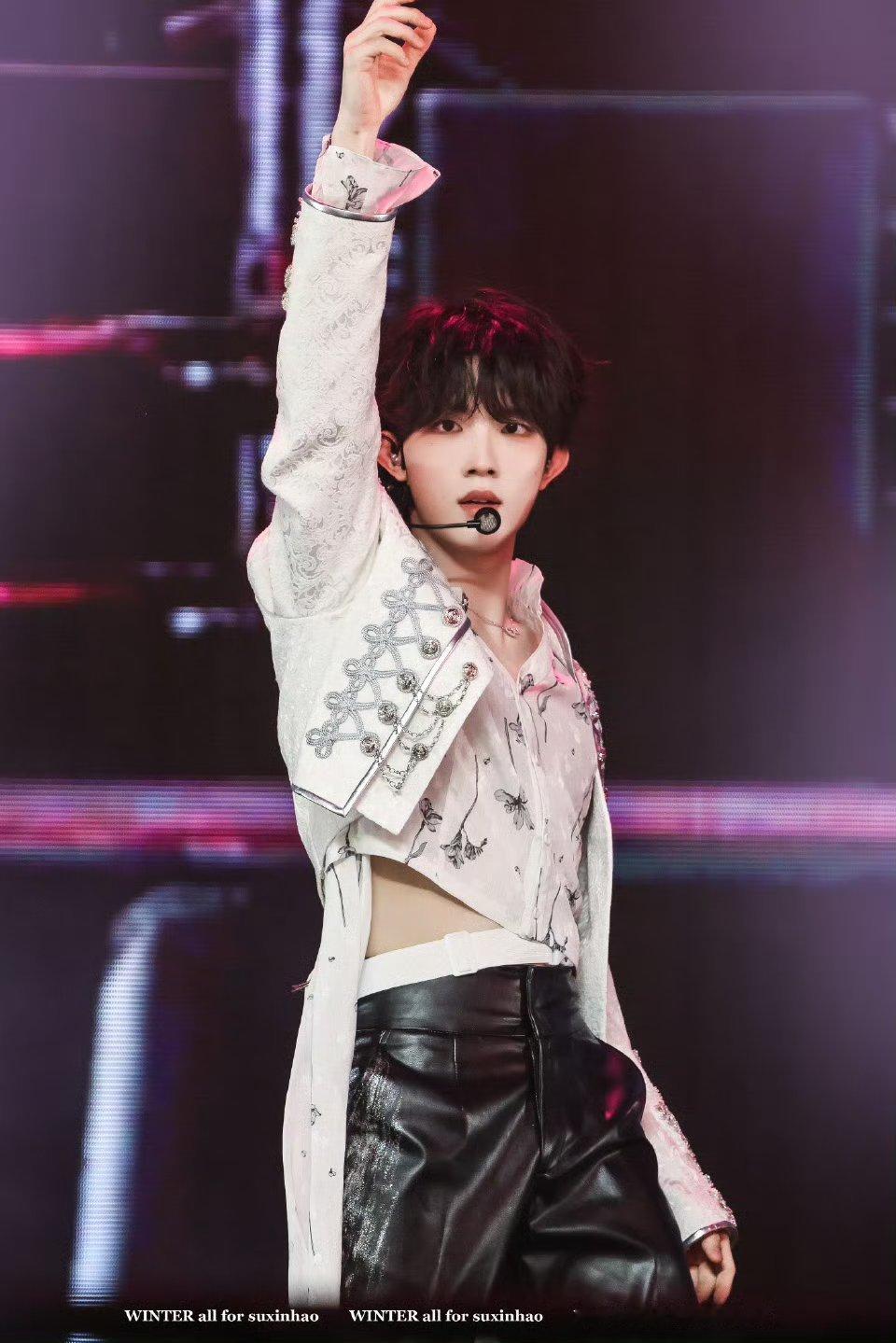 苏新皓场内红色岩浆场内赤色岩浆奔涌，少年踏光而来，锋芒万丈，一舞封神，这就是苏新