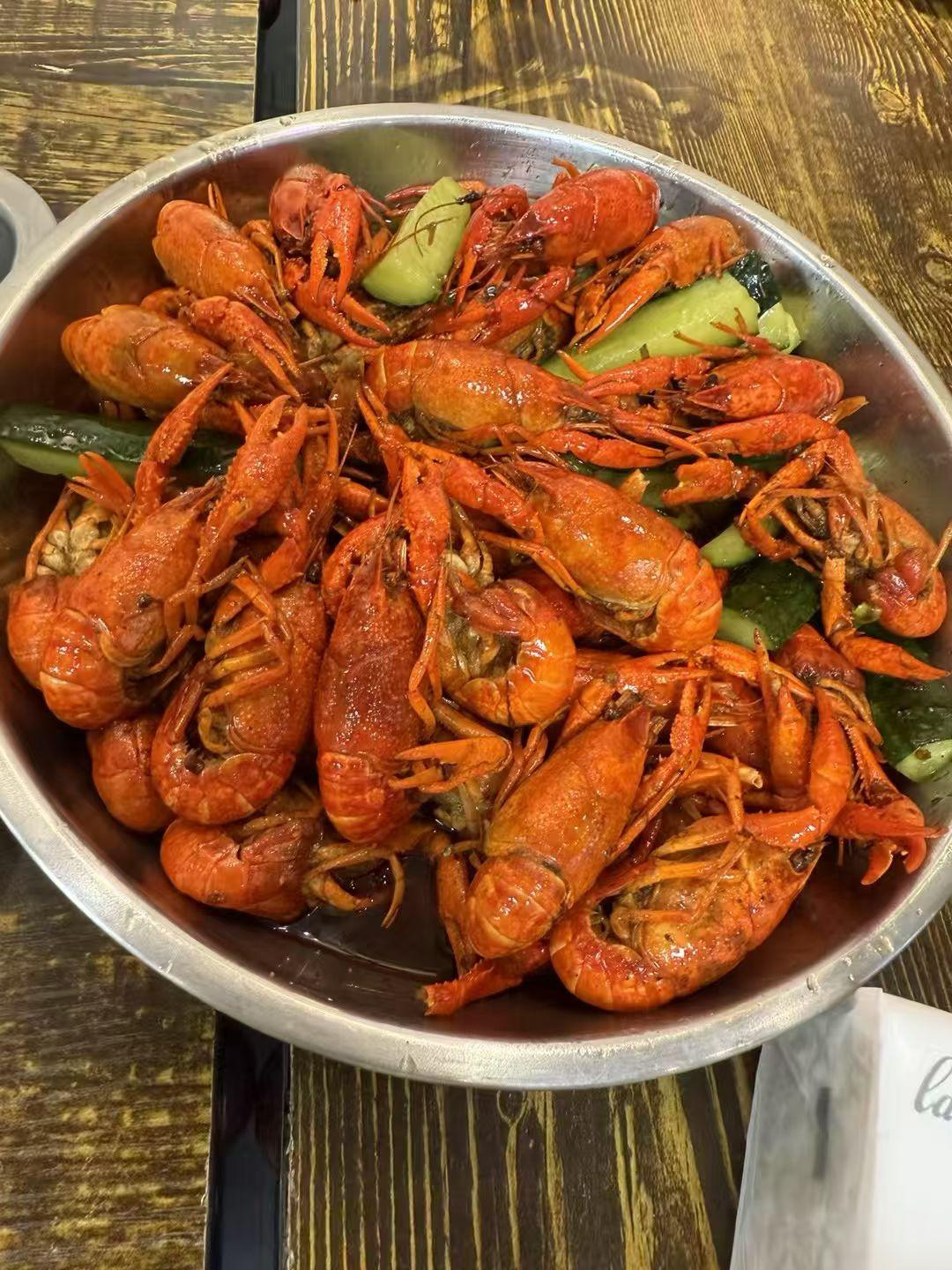 生活就该简简单单，该工作的时候就要好好工作，该好好吃饭的时候就要好好吃饭。

热