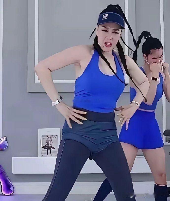 钟丽缇真的不适合直播健身啊，脸上的表情已经出卖了她 