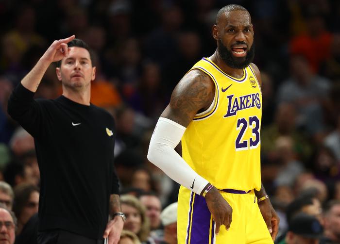 詹姆斯现在不仅是历史得分王，而且超越了罗伯特-帕里什成为历史出场次数最多的球员，