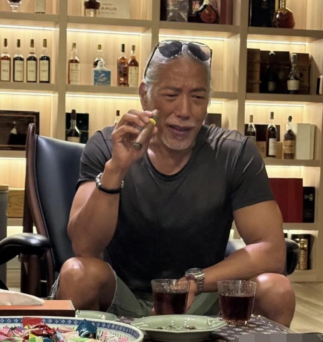 这位曾经的帅哥现在也变成大叔了，他是男演员里越老越有魅力的一个，面相也很温和了。